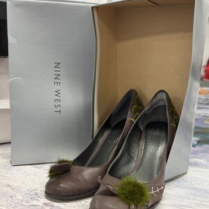 Nine West Brown Leather Embroidered Heels – Size 9M – Unique Green Pom Detail